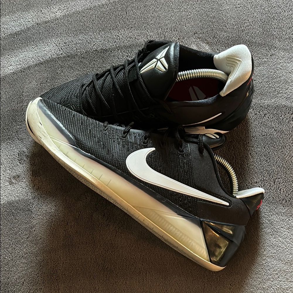 NWTS Nike Kobe Basketball Sneakers